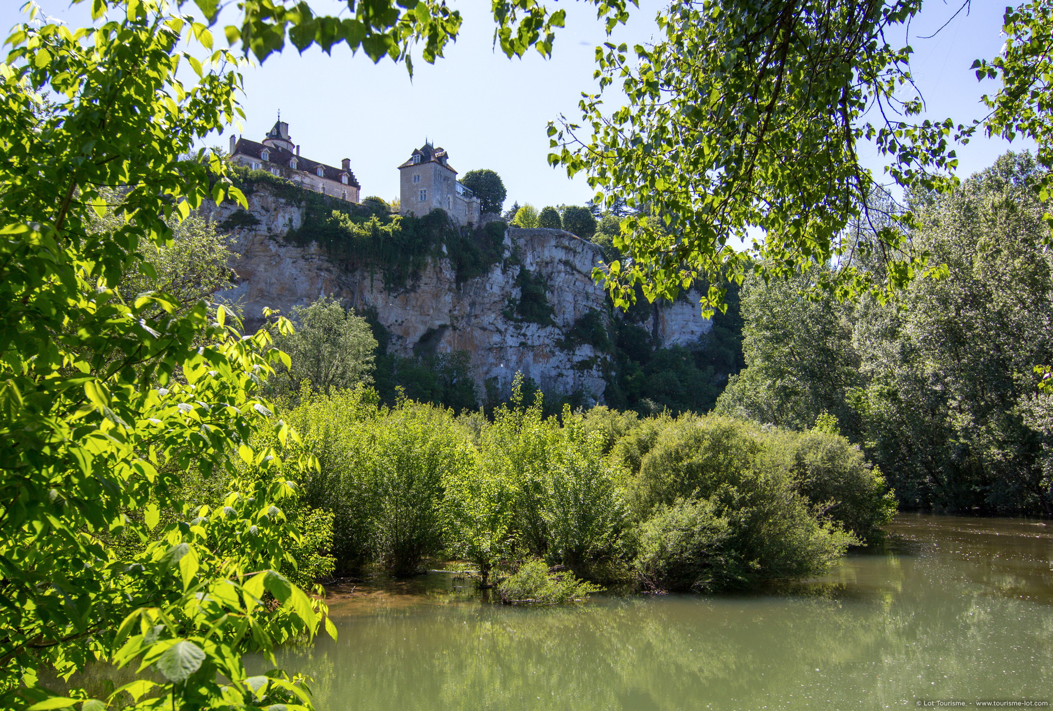 Lacave - Sous le Château de Belcastel © Lot Tourisme C. Novello 