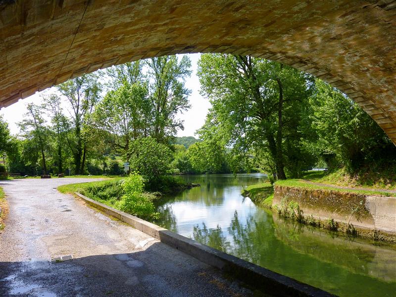 01Vers - Sur les berges du Vers © Lot Tourisme - C. Sanchez