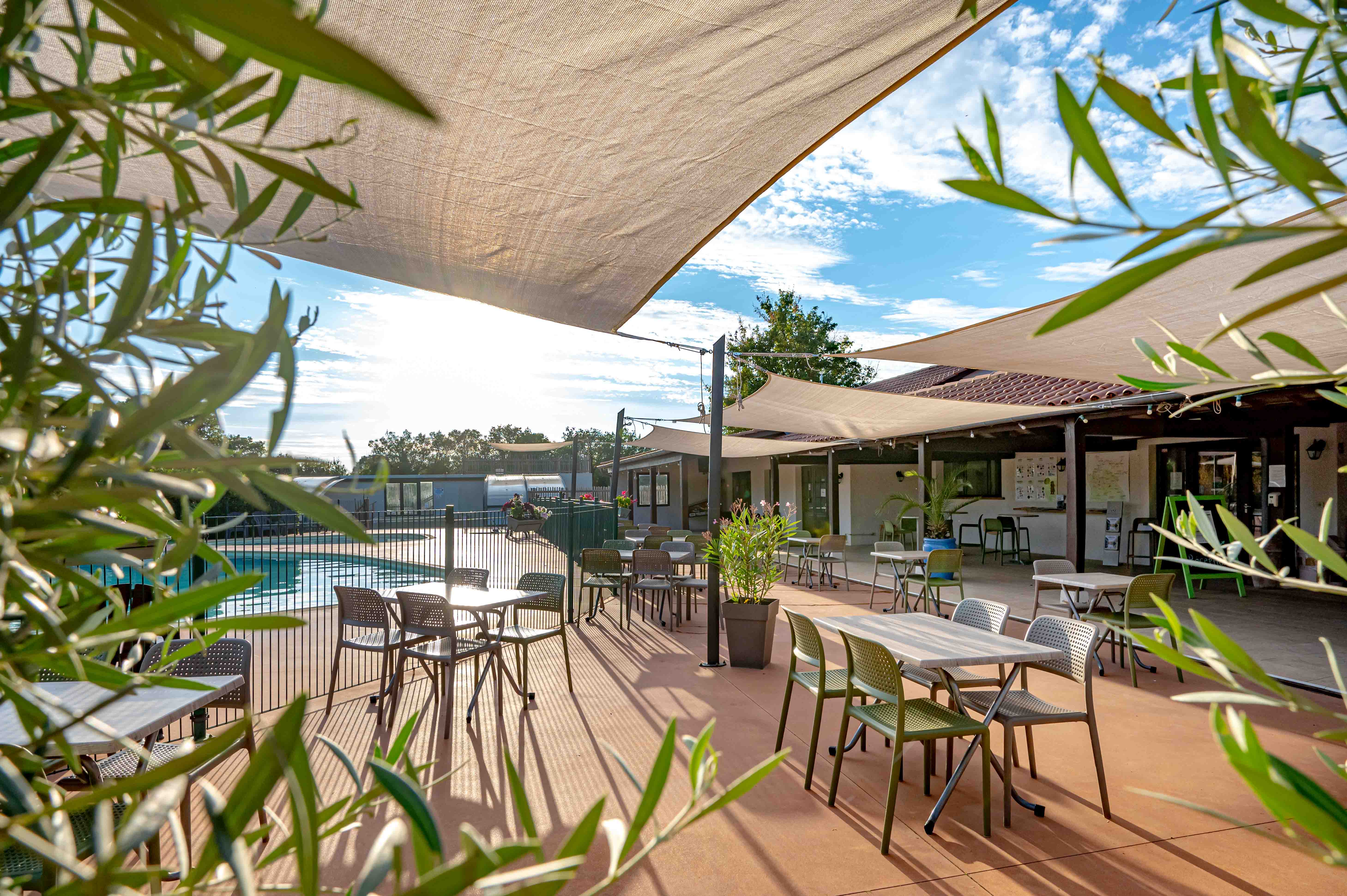 Camping-Dordogne-Les-Cigales-Bar-Restaurant