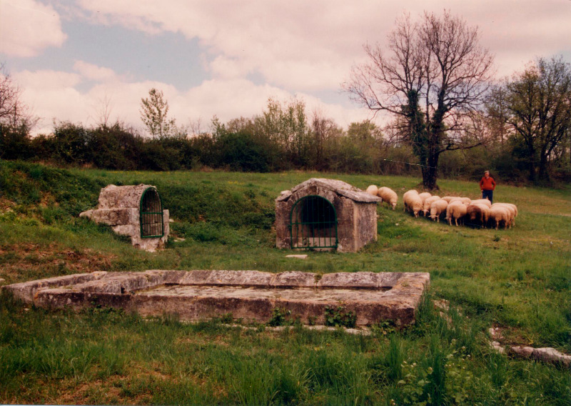 Ginouillac - Fontaine de Merlies