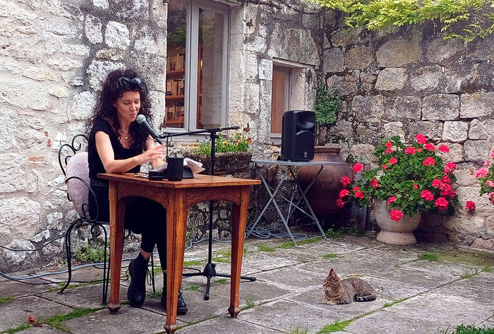 Lecture à voix nue "Surprise" chez Livres Books & Co