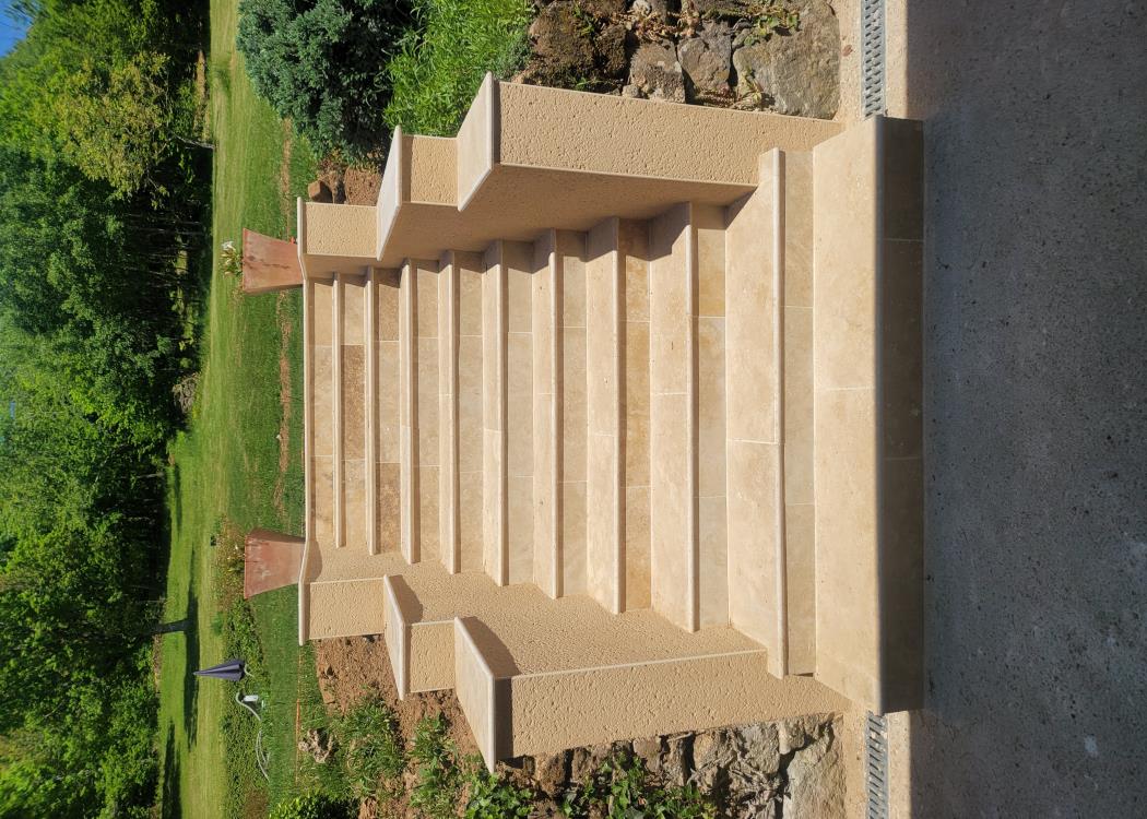 Escalier extérieur accès piscine 