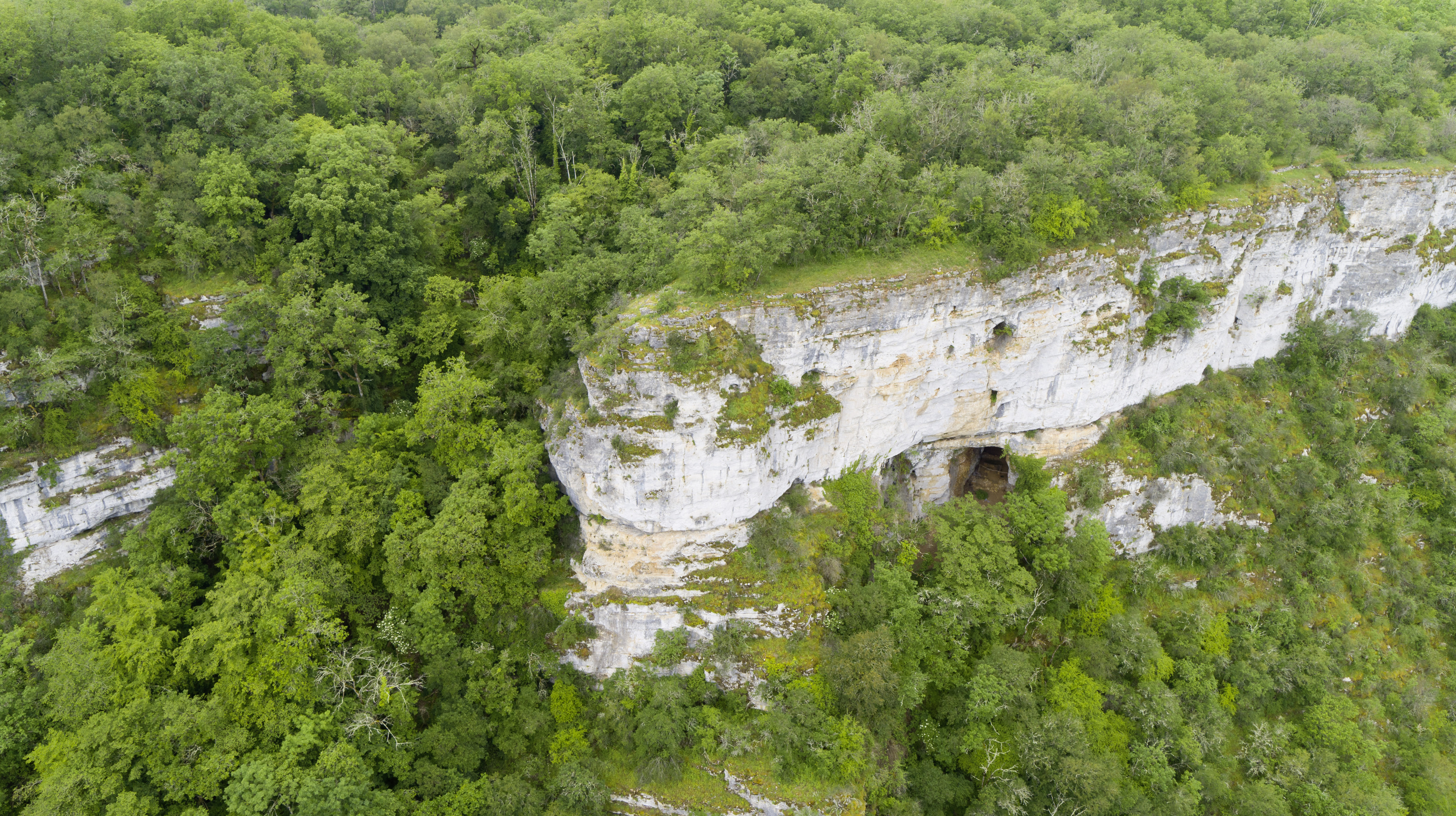 22041460_vue_principale_la_grotte_de_roque-fumade_vue_du_cieldepartement_du_lotjpg