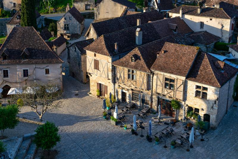 Place du Sombral et maisons à arcades