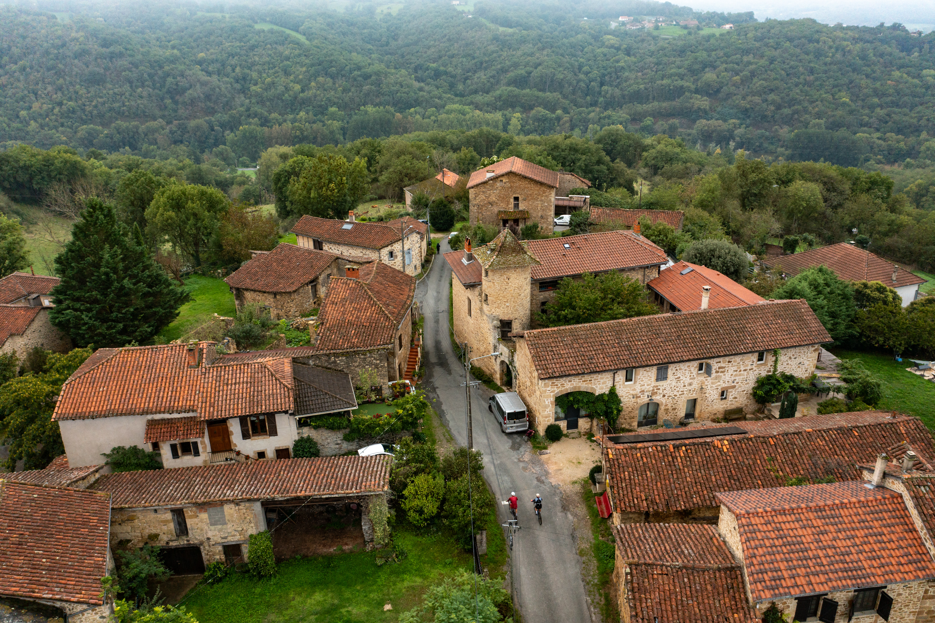 Chemins boisés et plateaux verdoyants près de Figeac — photo 2