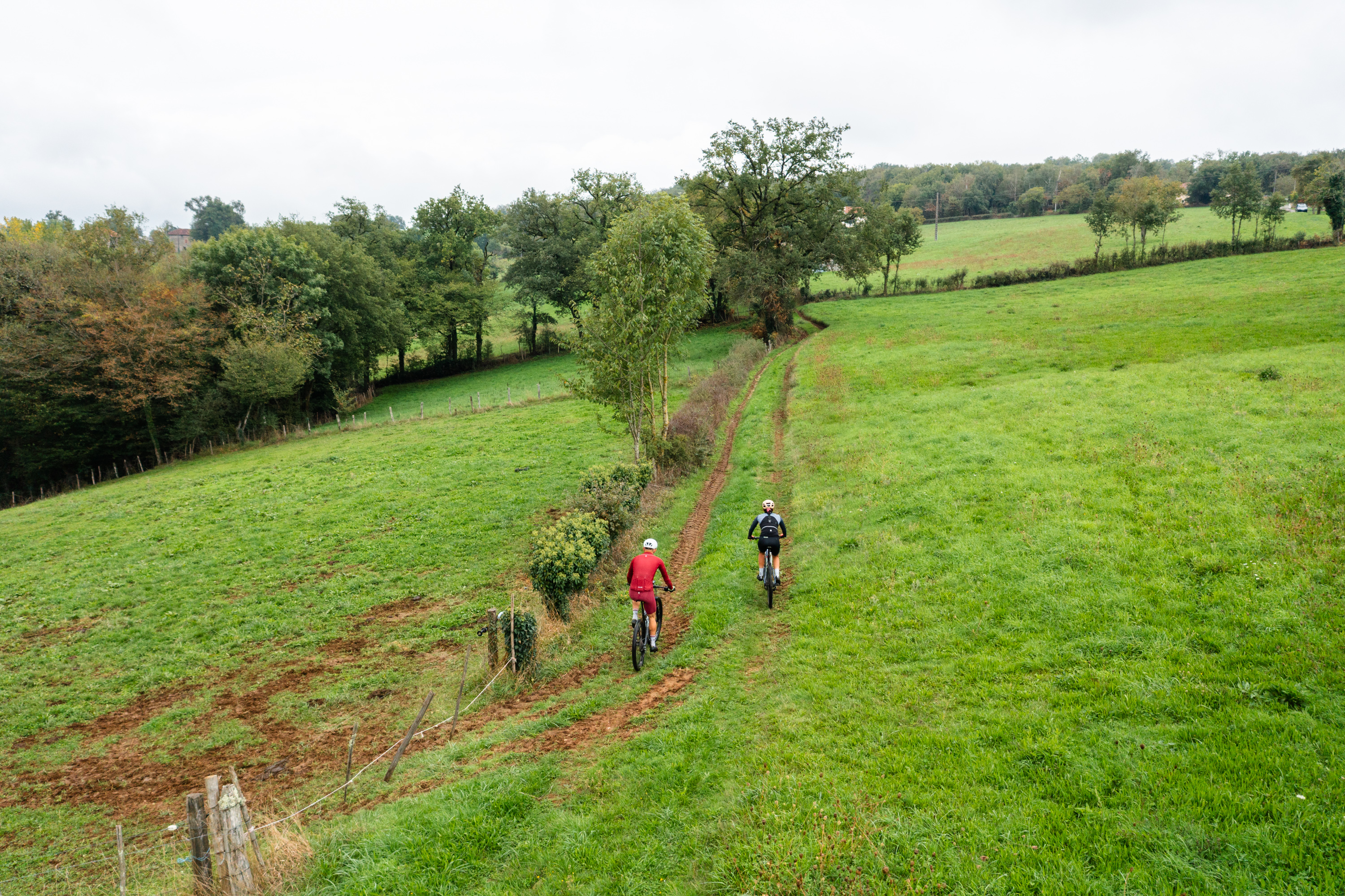 Chemins boisés et plateaux verdoyants près de Figeac — photo 3