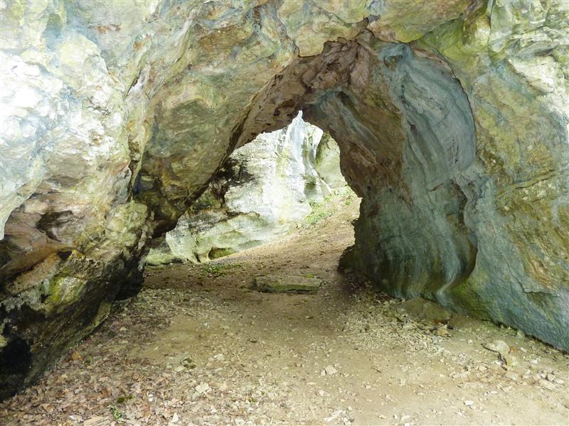 Les abris sous roches du Roc des Monges