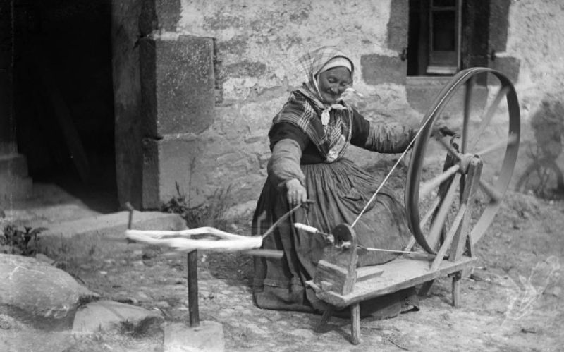 8529121_7-_fileuse_au_rouet__pnrcqjpg