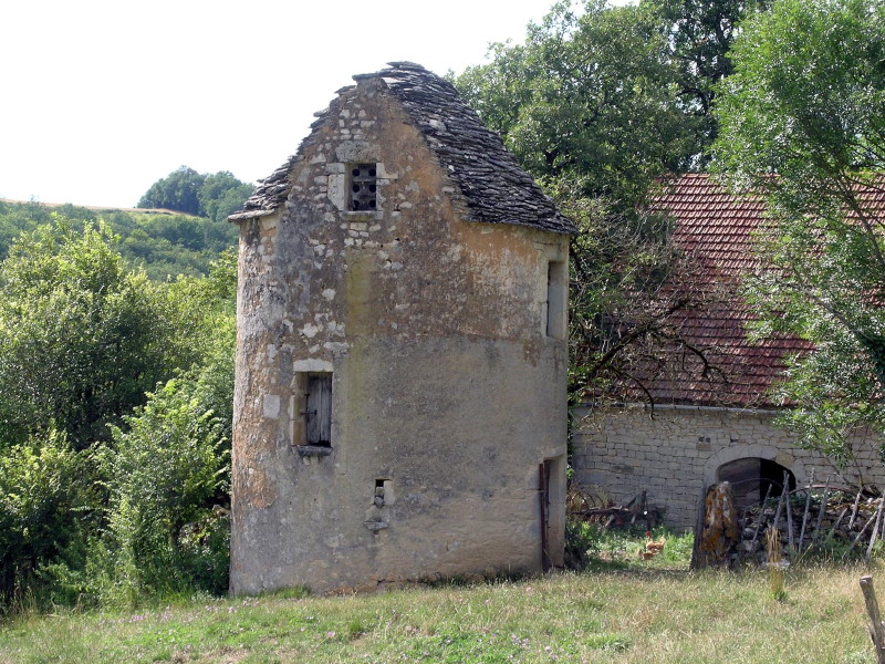 Beaumat - Pigeonnier Tour Couvert de Lauzes