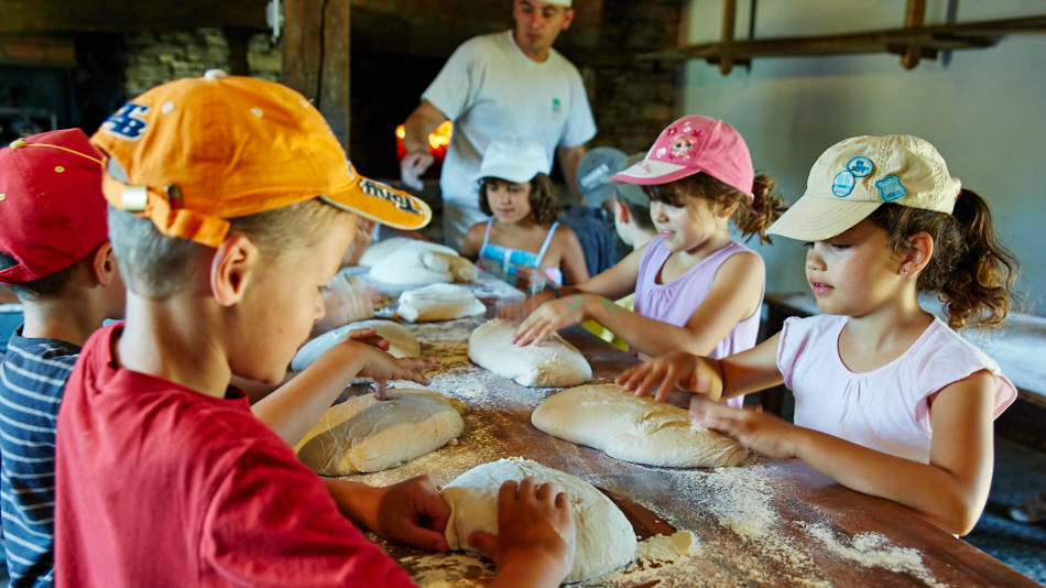 Atelier enfant auour du pain - Musée de Cuzals © N. Blaya