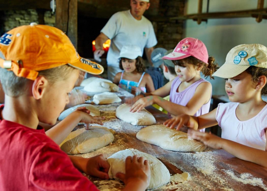 Atelier enfant auour du pain - Musee de Cuzals © N. Blaya