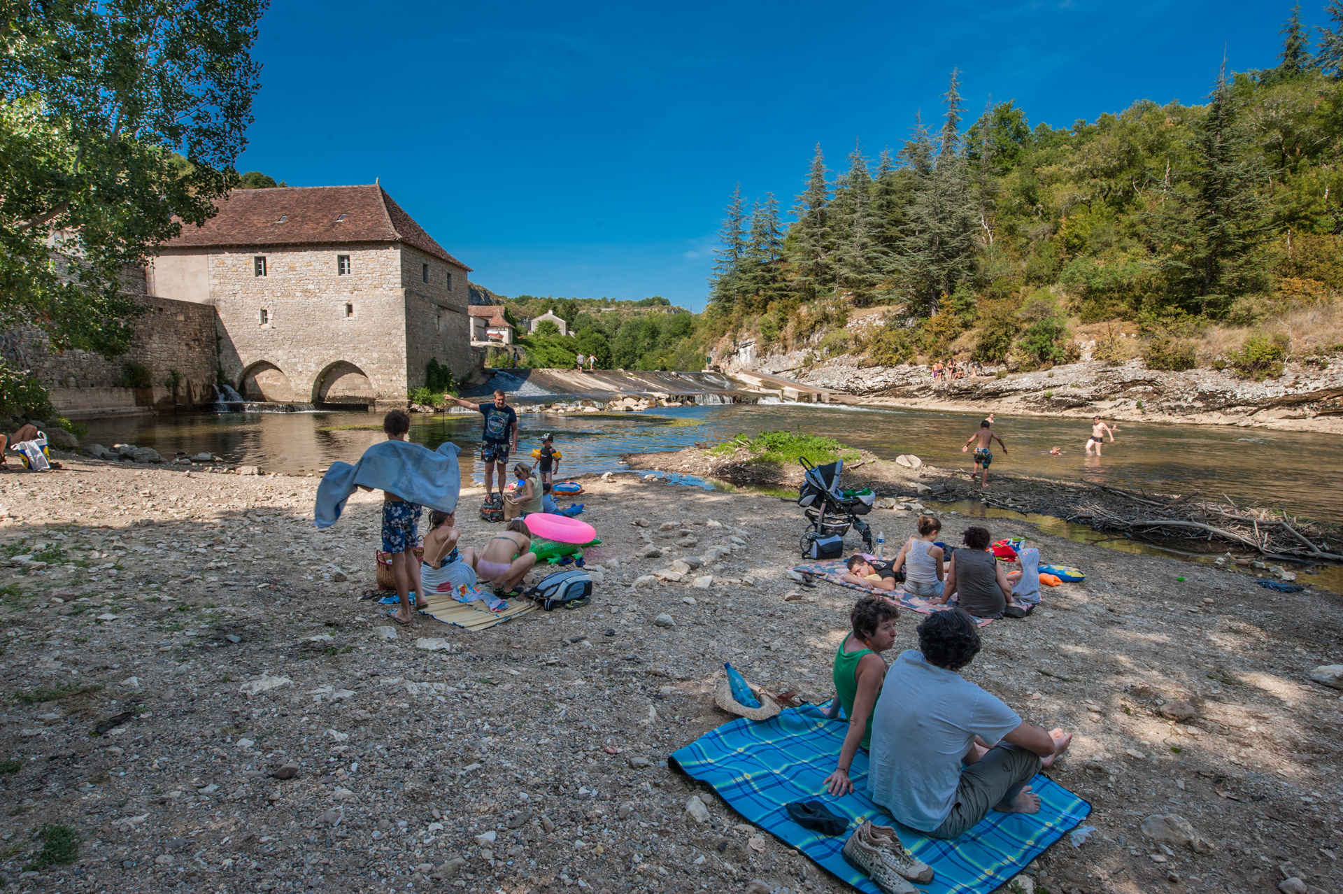 Baignade du moulin de Cabrerets dans la rivière Célé