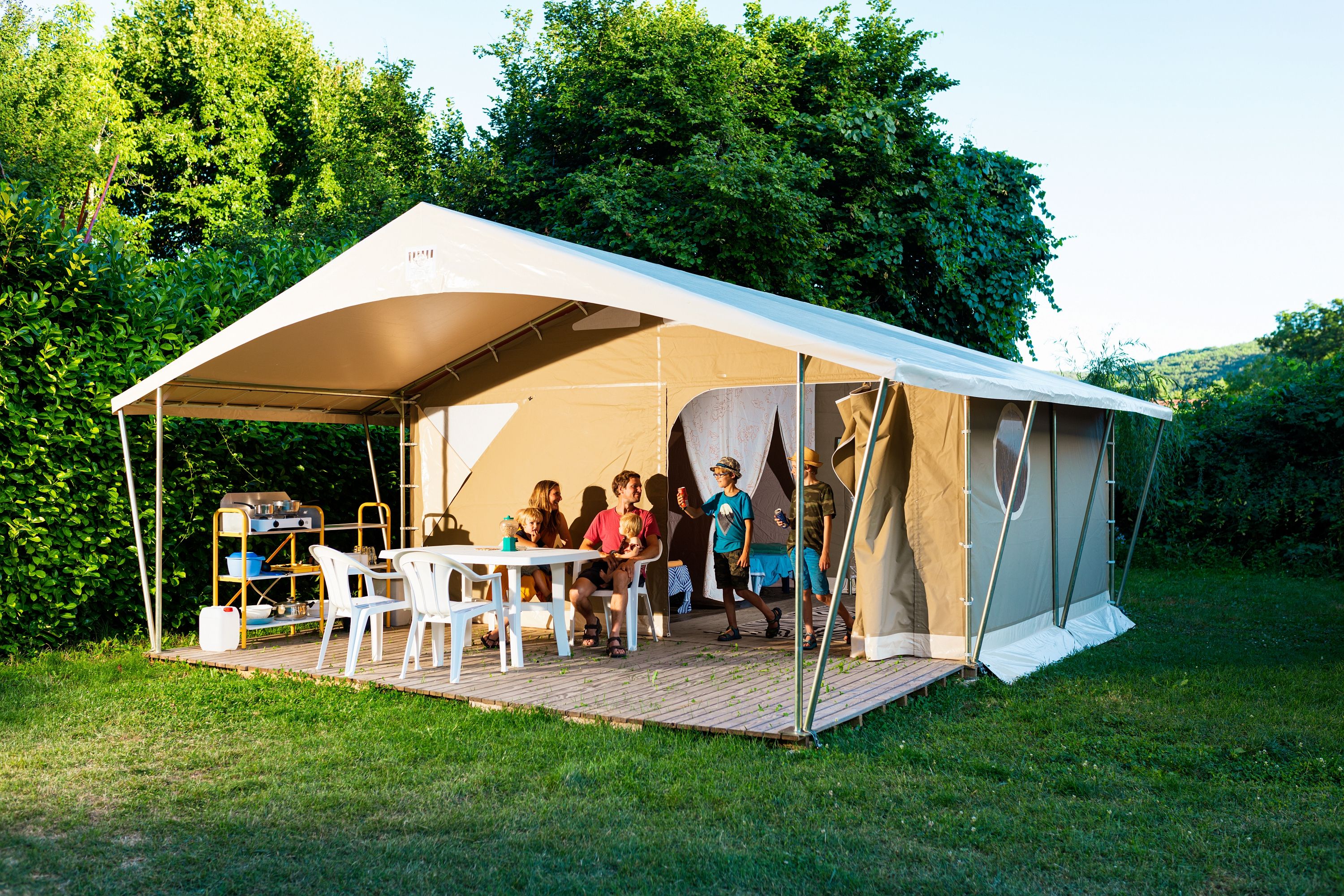 Avec une terrasse abritée et tout équipée