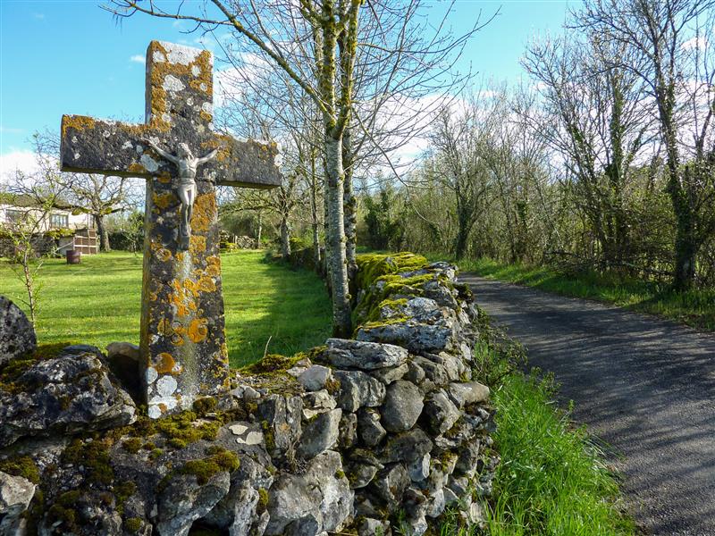 Calvaire d'Escabasse sur muret de pierres sèches © Lot Tourisme - C. Sanchez