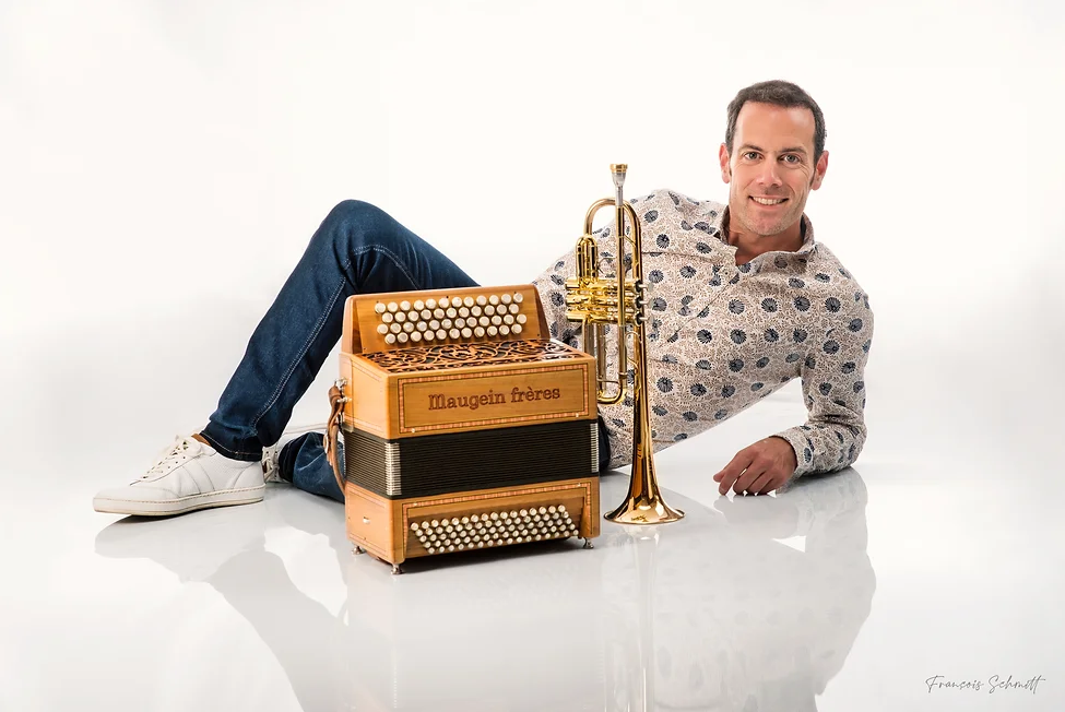 Après-midi dansant à Cornac