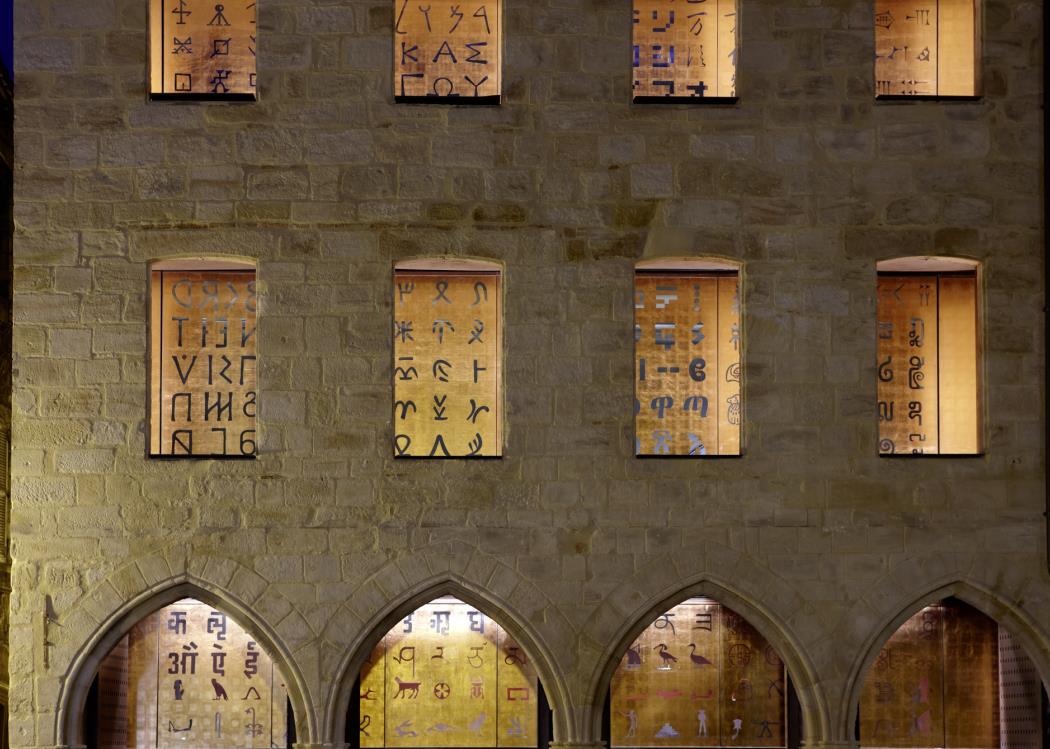 Detail facade Musee Champollion- Les Écritures du Monde
