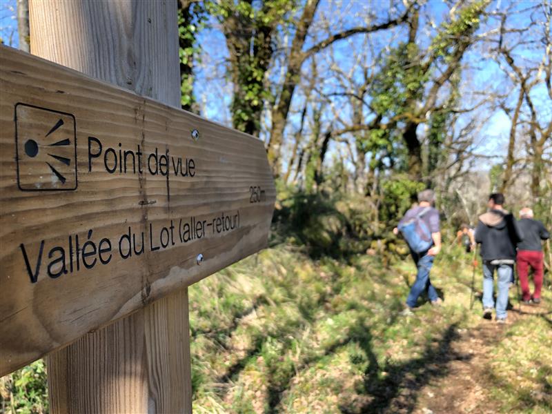 En direction du point de vue sur la vallée du Lot