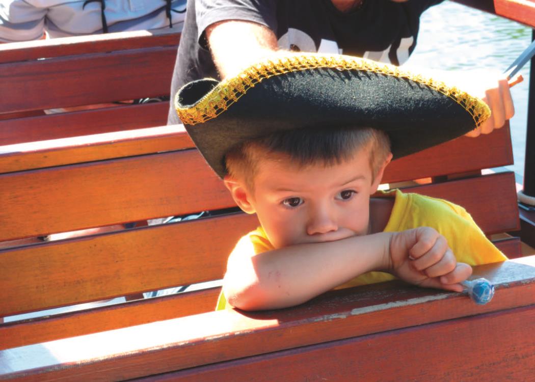 Enfant avec chapeau pirate © Les CROISIERES de Saint Cirq Lapopie