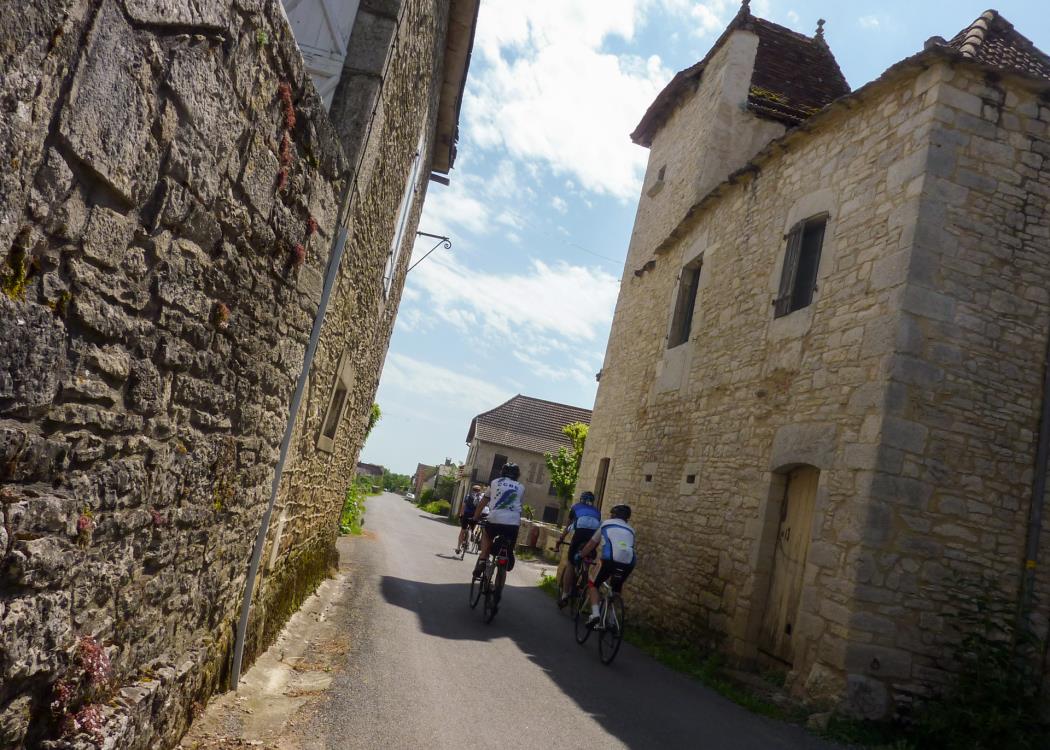 Espedaillac - Cyclistes dans les ruelles du village _10 © Lot Tourisme - C. Sanchez