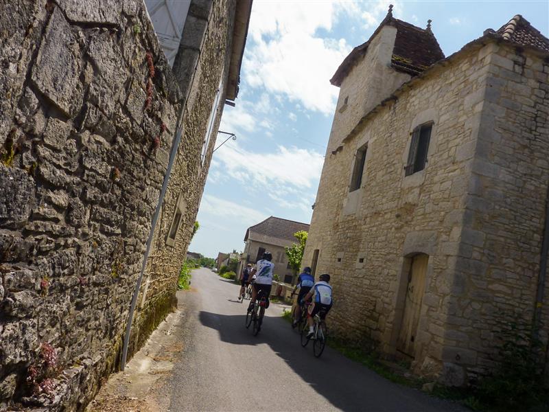 Espédaillac - Cyclistes dans les ruelles du village _10 © Lot Tourisme - C. Sanchez