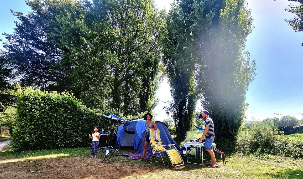 Camper en famille sur de grands emplacements