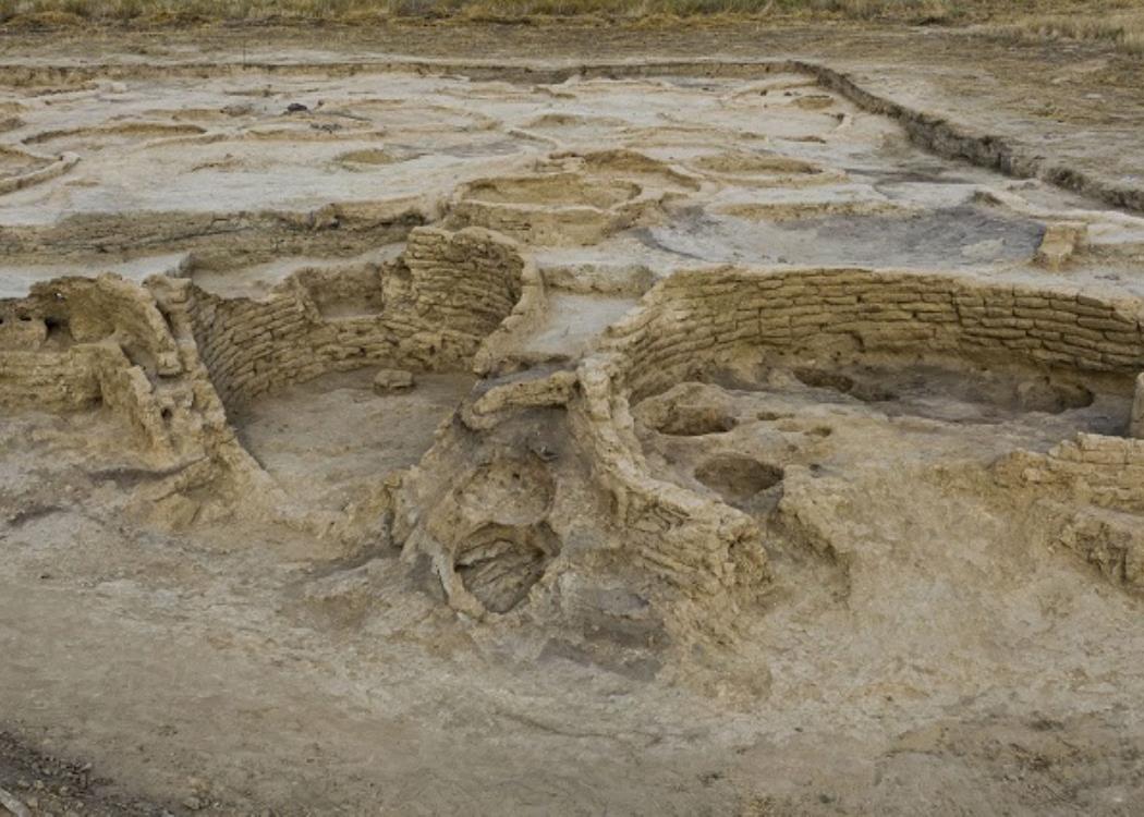 Bâtiments en briques crues du Néolithique (6e millénaire) sur le site de Kiçik T