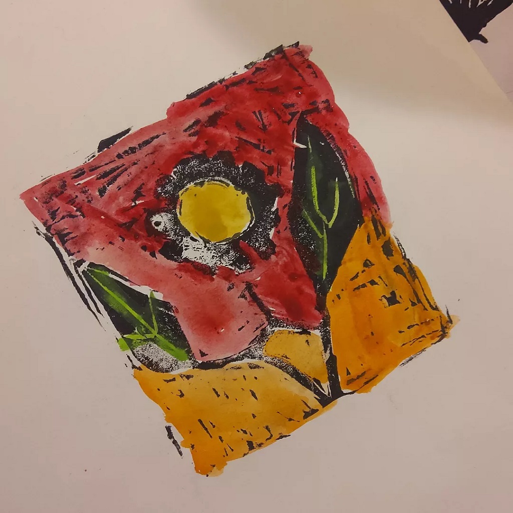 Ateliers famille à Calvignac : Gravure sur gomme réalisation de tampon avec un motif végétal