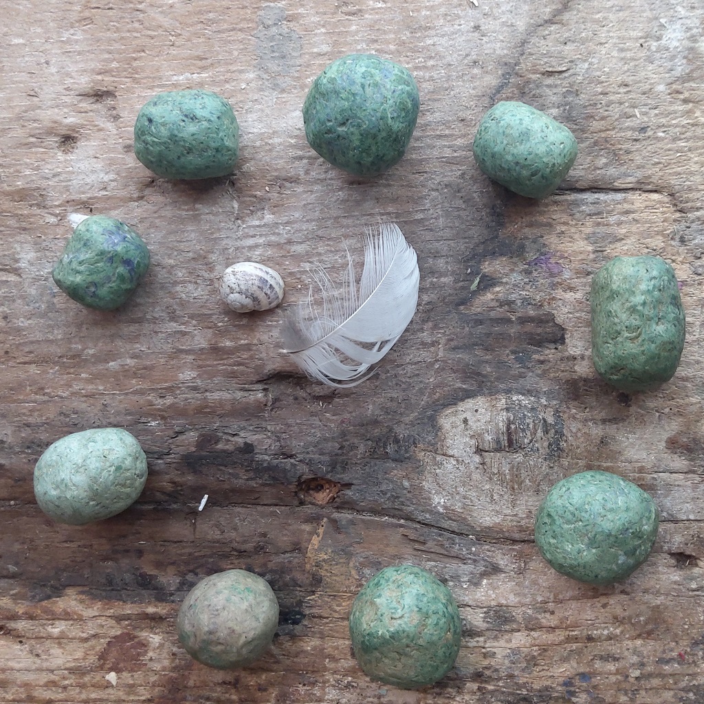 Atelier famille à Calvignac, Modelage de perles en pâte à papier recyclé