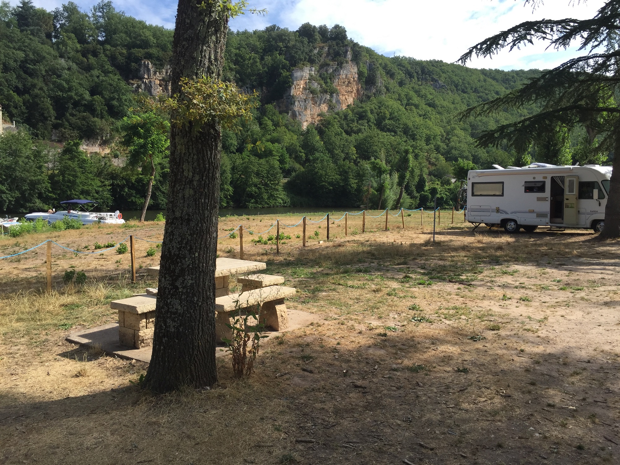 Aire communale de camping-cars des berges du Lot, Saint-Cirq-Lapopie - photo 3
