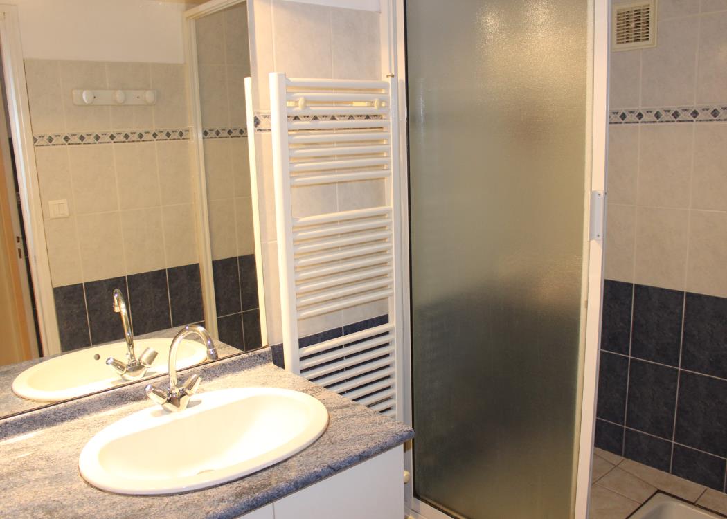 Salle d'eau avec douche à l'italienne