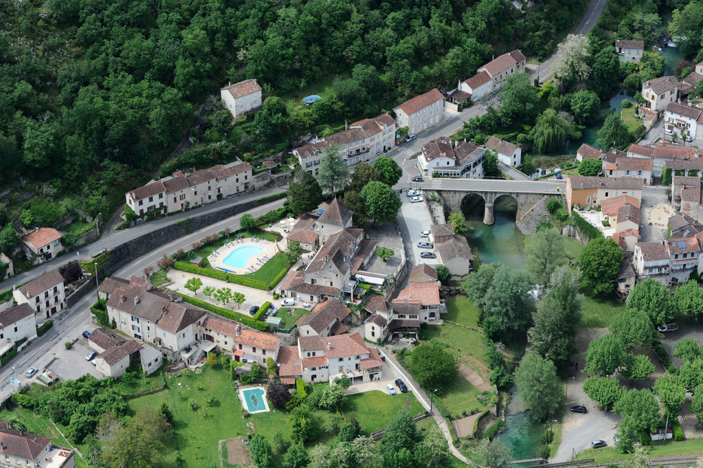 Vue aérienne de LA Truite Dorée et du village 