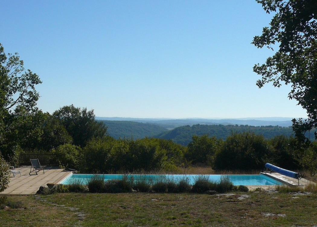La piscine débordante, avec vue sur la vallée du Célé