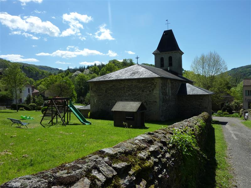 Latouille-Lentillac - Aire de jeux dans le jardin de l'église_01 © Lot Tourisme - C. Sanchez