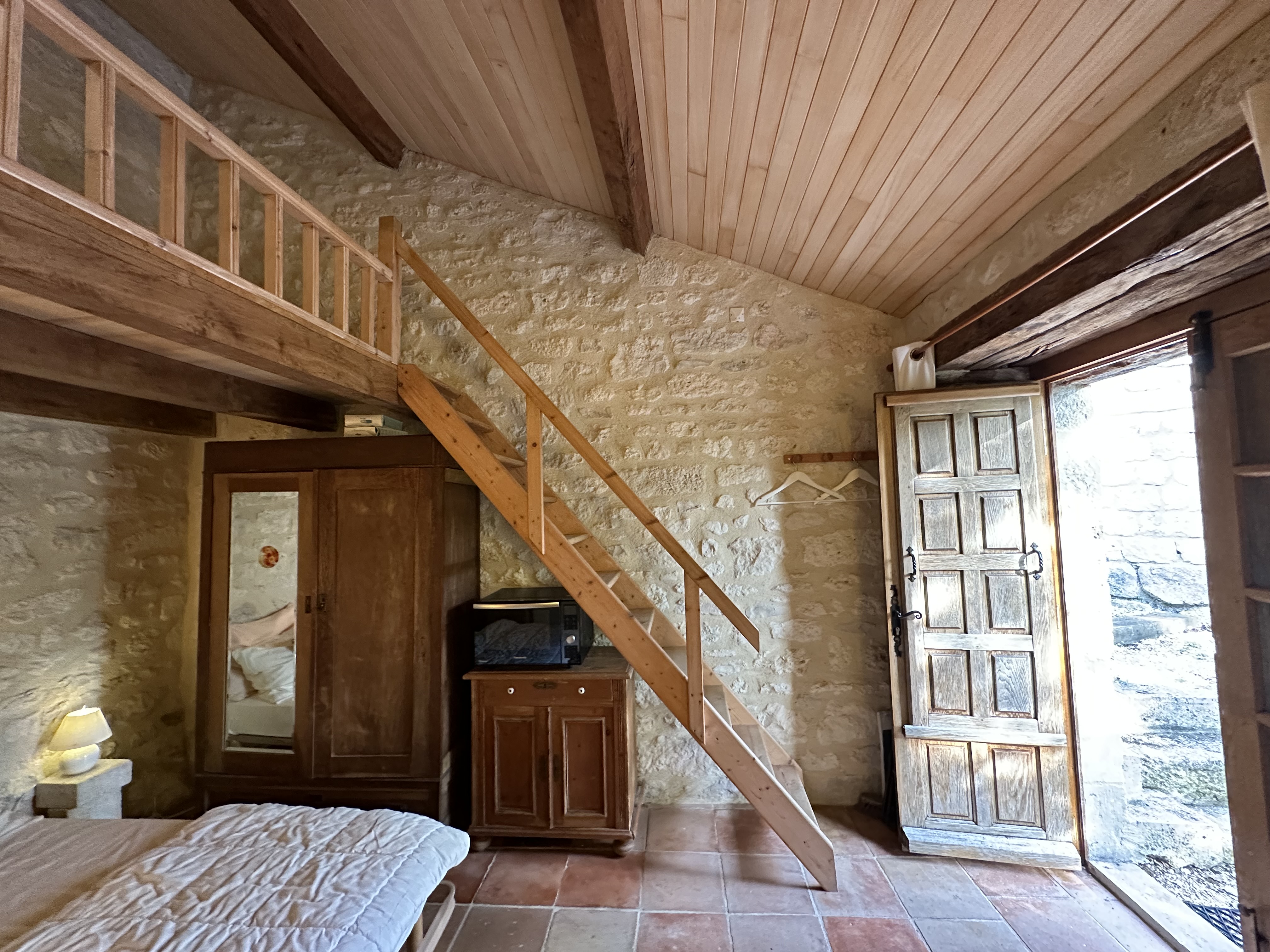 Lavende & Oleander + Place Rouge, Pern - photo 8