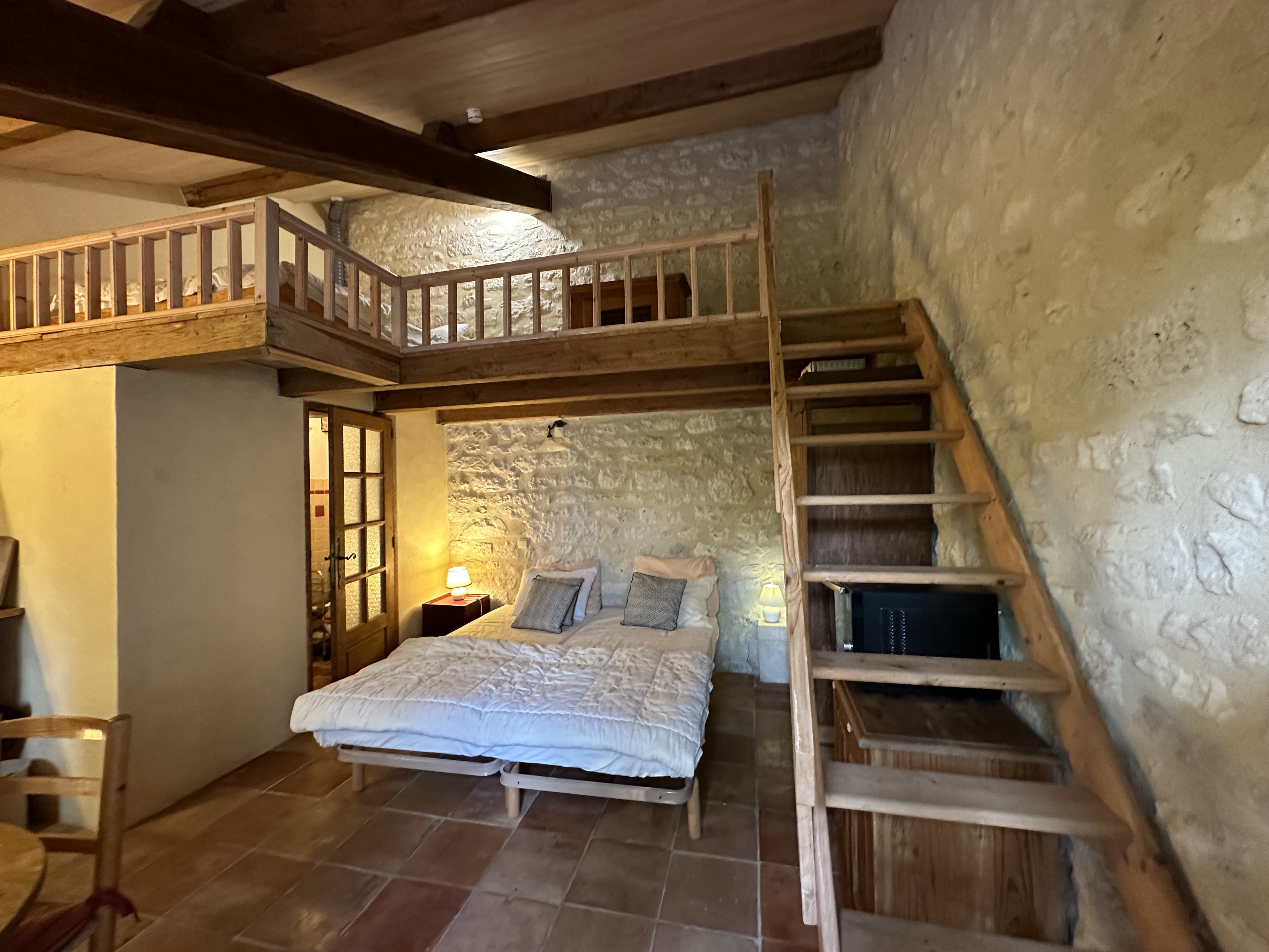 Lavende & Oleander + Place Rouge, Pern - photo 9