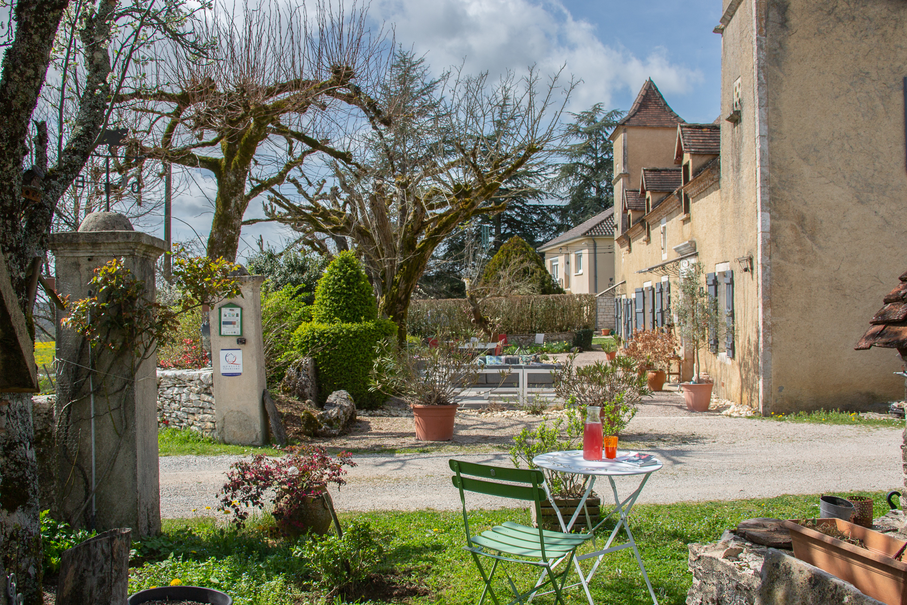 La maison vu du petit jardin à Bel air