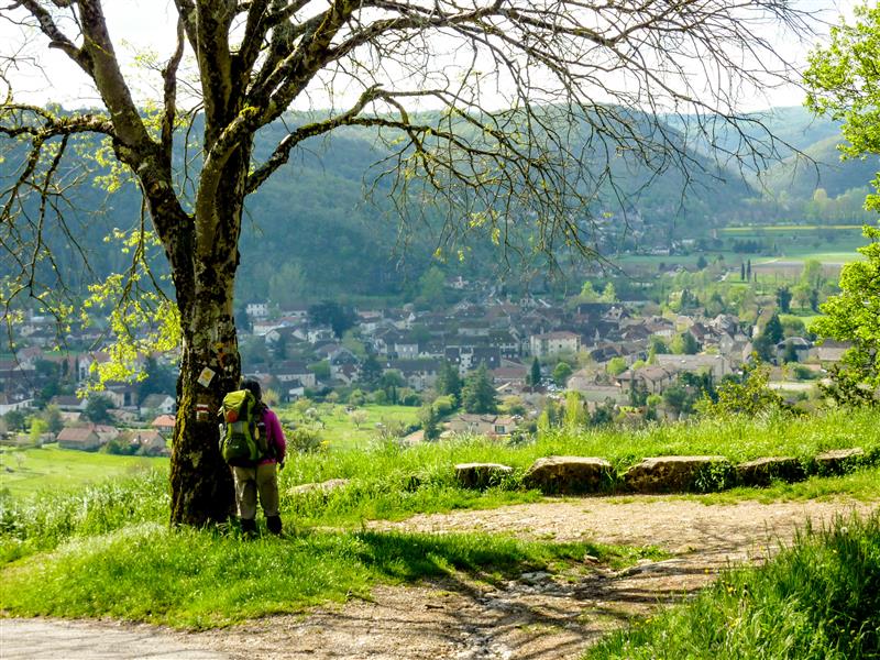 Le Teuron - Un randonneur sur le chemin de Saint Jacques © Lot Tourisme - C. Sanchez