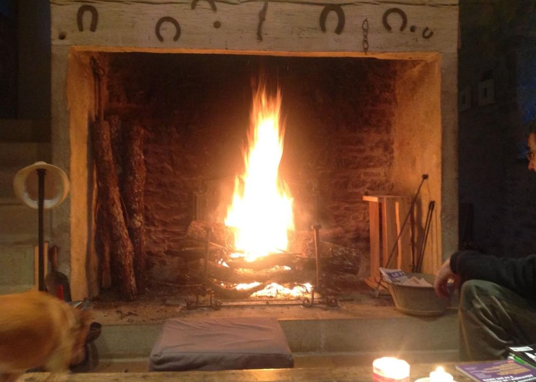 Le cantou du salon (cheminée traditionnelle du Quercy)