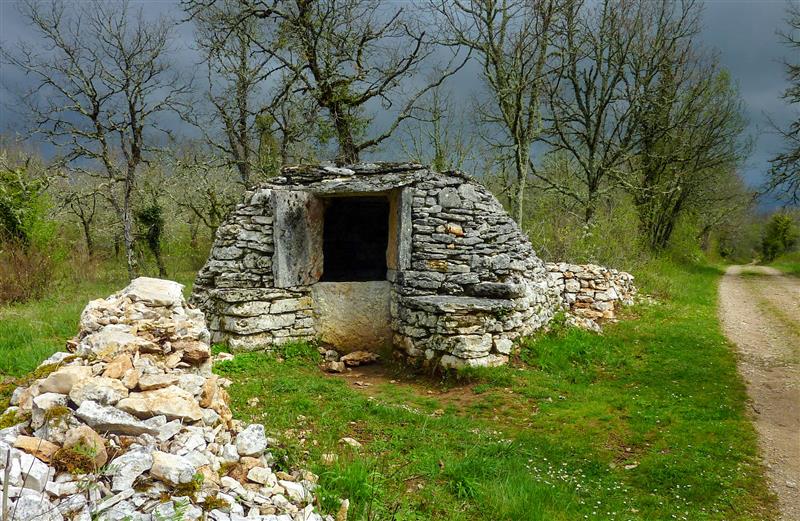 Les Bories Basses - Cazelle sur le sentier © Lot Tourisme - C. Sanchez