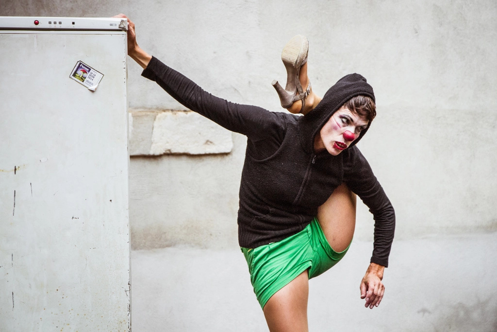 Théâtre clownesque et acrobatique "More Aura" de Véronique Tuaillon à l'Arsénic
