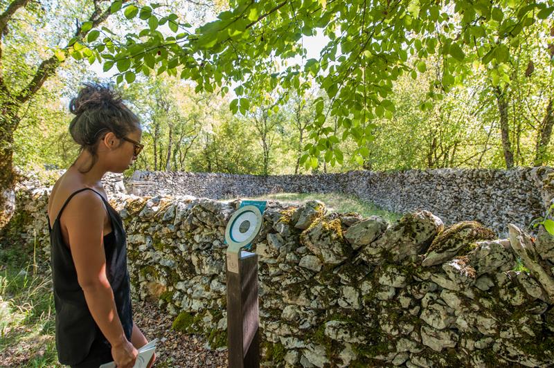Fontanes du Causse - Découverte d'une Borne © Lot Tourisme - C. ORY