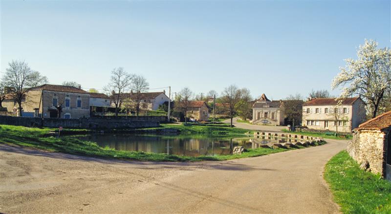 Aujols - Vue sur la Place