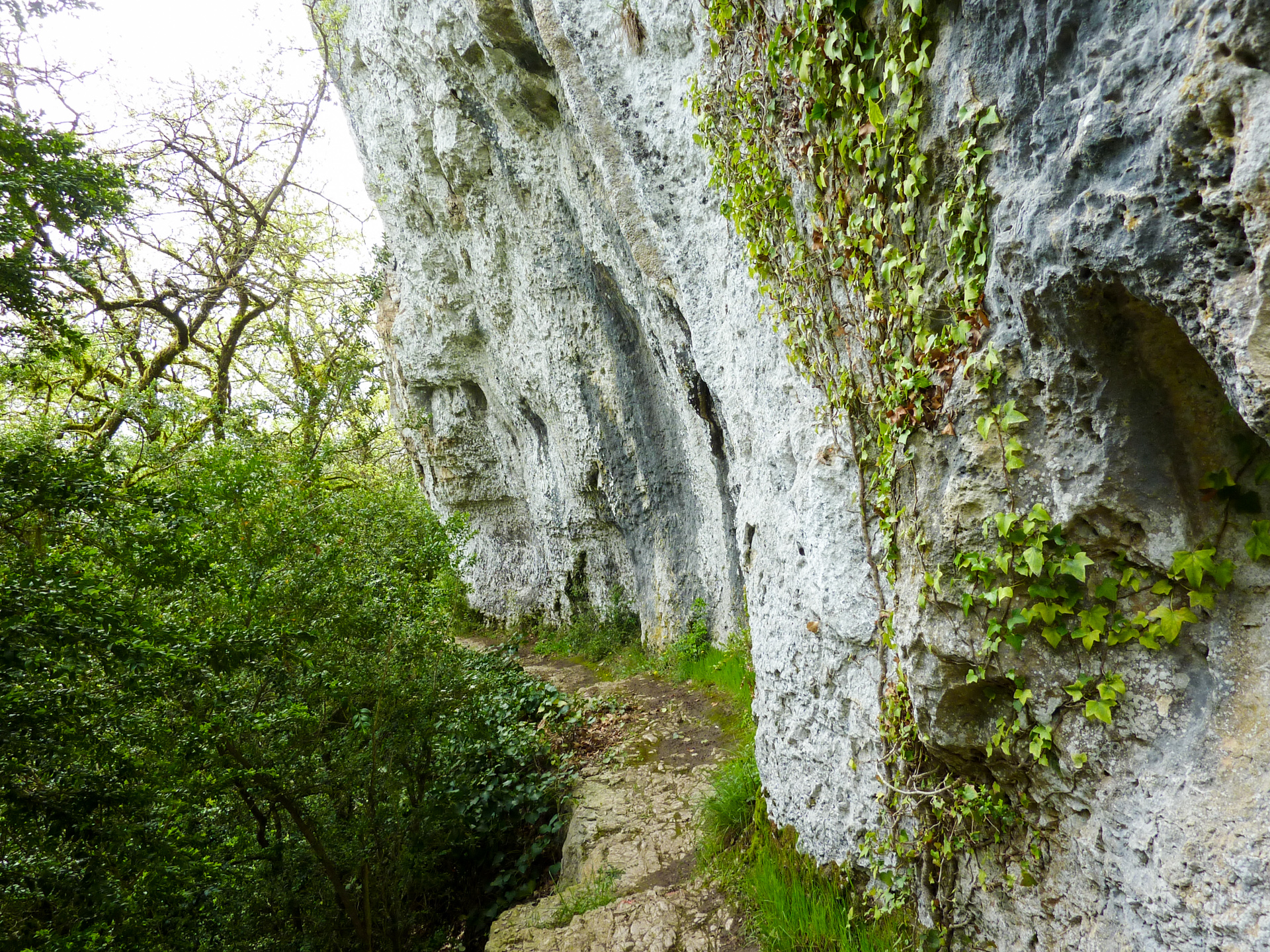 Roc des monges - Sentier à flanc de falaise © Lot Tourisme - C. Sanchez