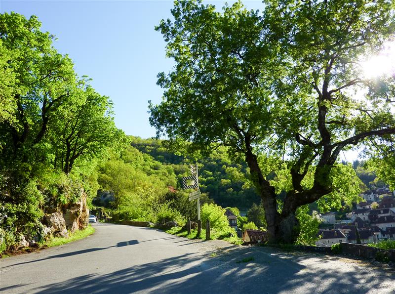 Route d'accès au village de Saint-Cirq-Lapopie © Lot Tourisme - C. Sanchez