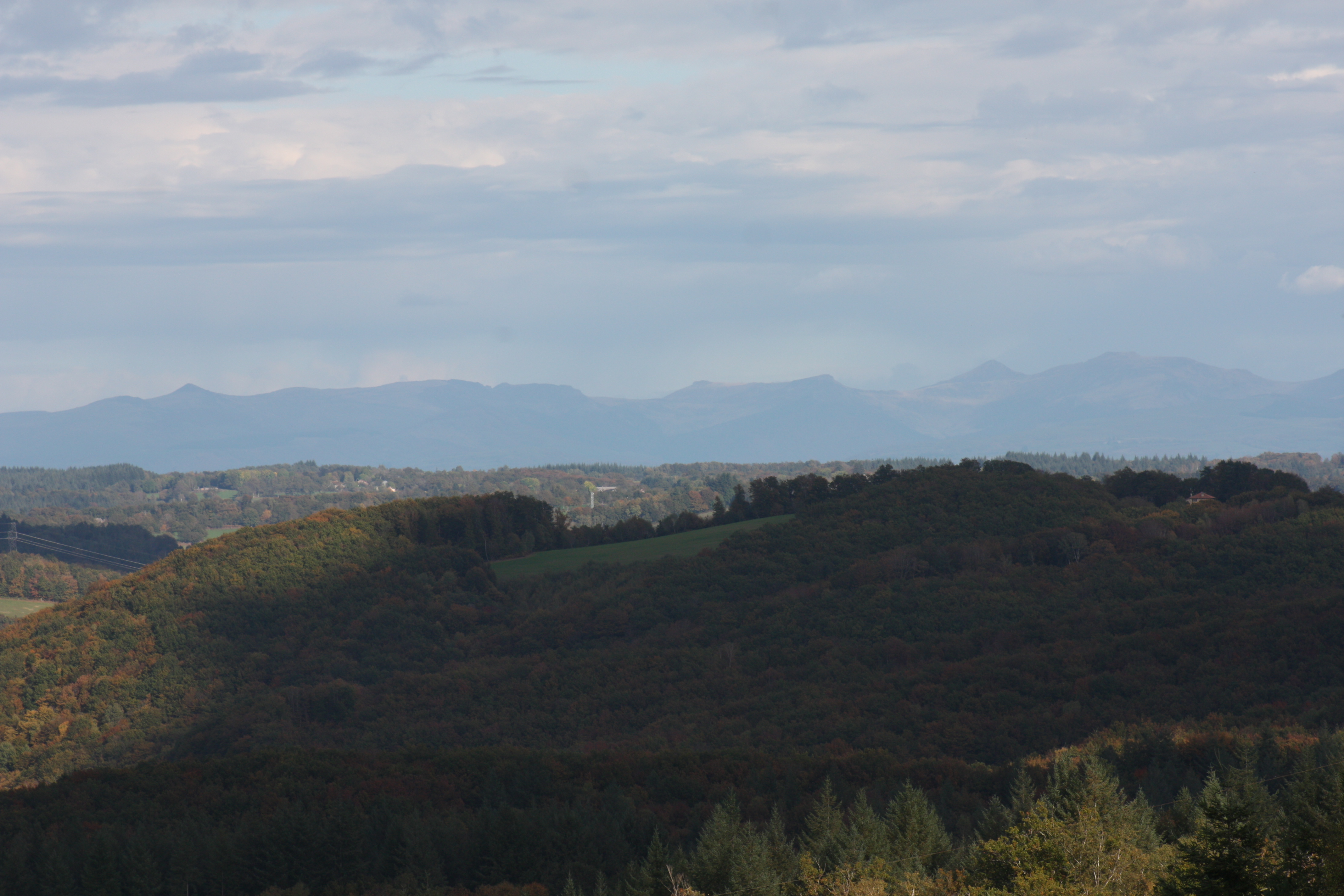 VUE DU CANTAL DEPUIS LAMATIVIE