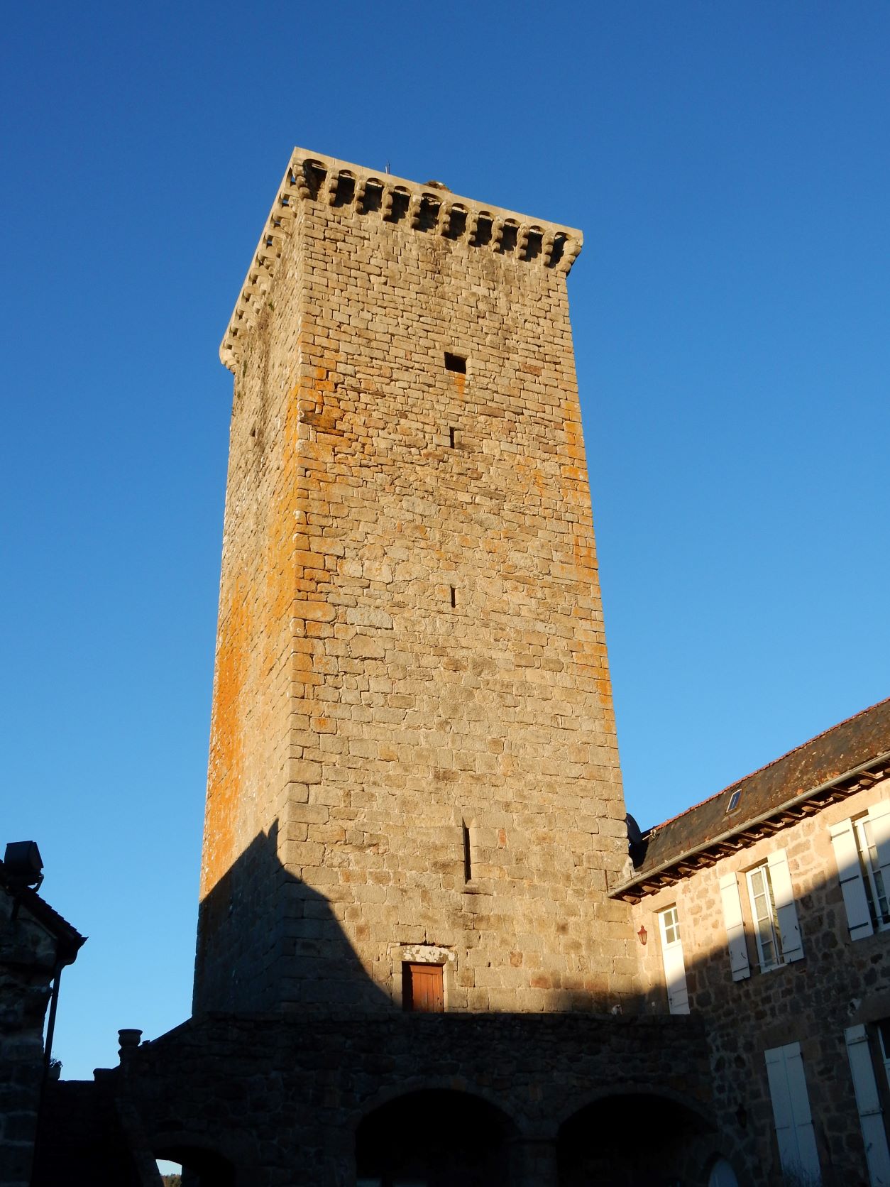 Tour médiévale du XIIIe et ses fresques