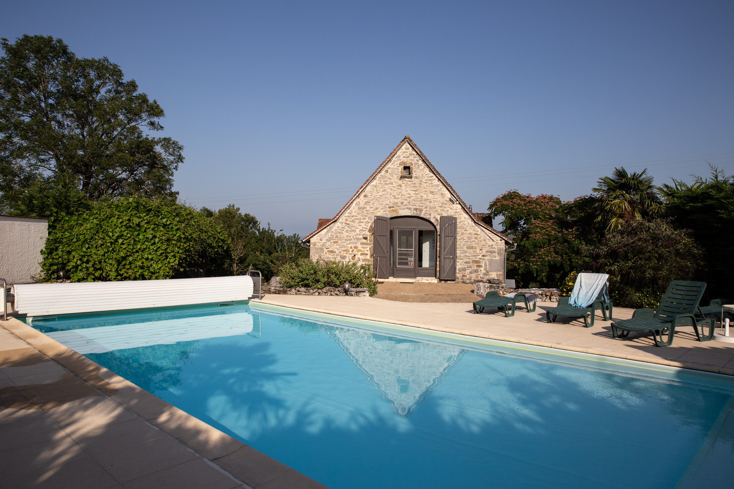 Vue piscine et maison