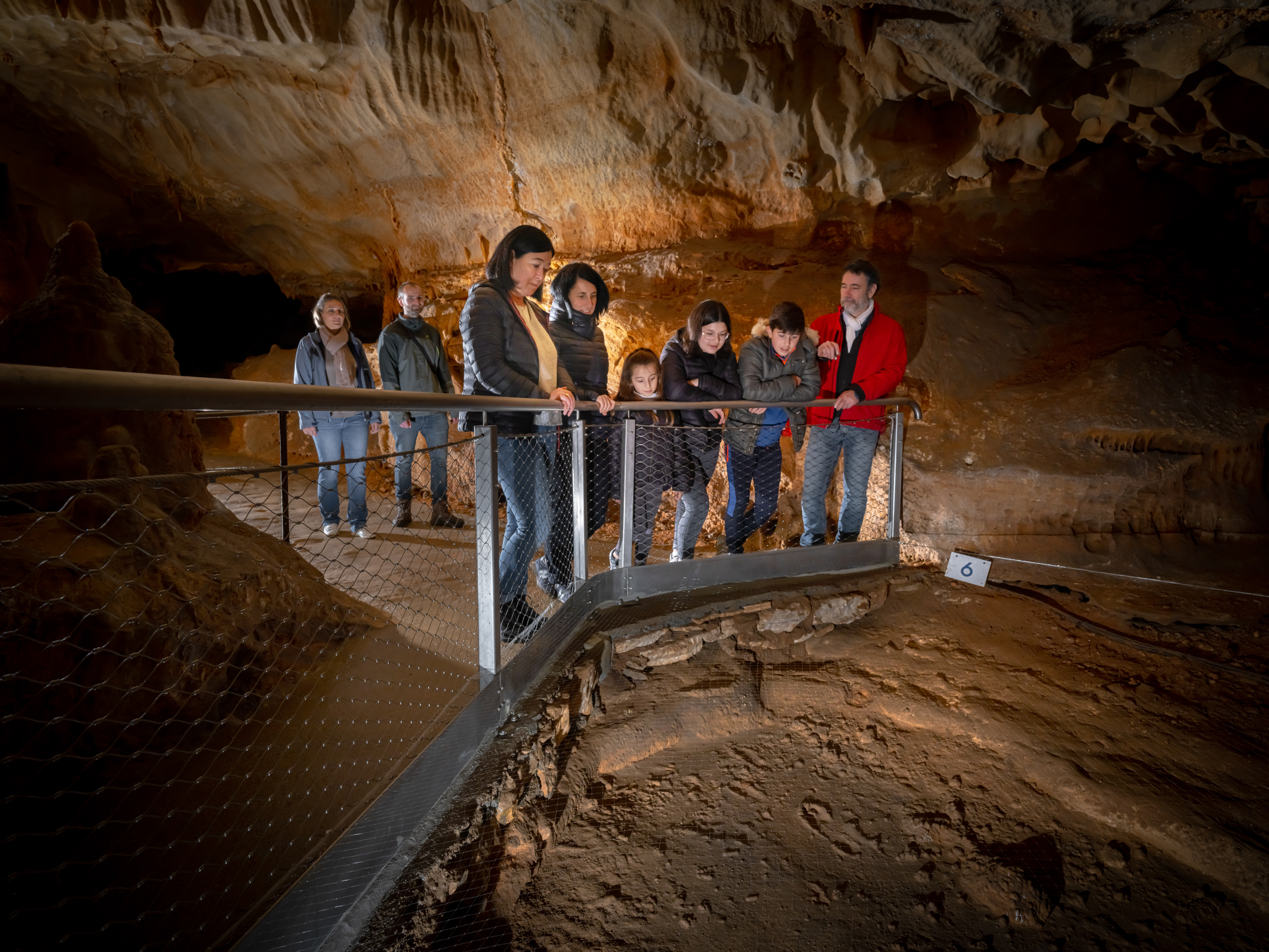 Empreintes et public - vue serrée - Grotte du Pech Merle