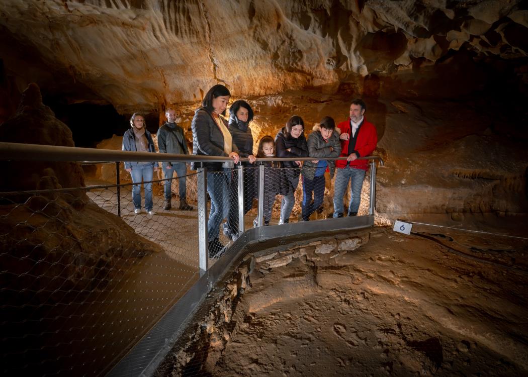Empreintes et public - vue serree - Grotte du Pech Merle