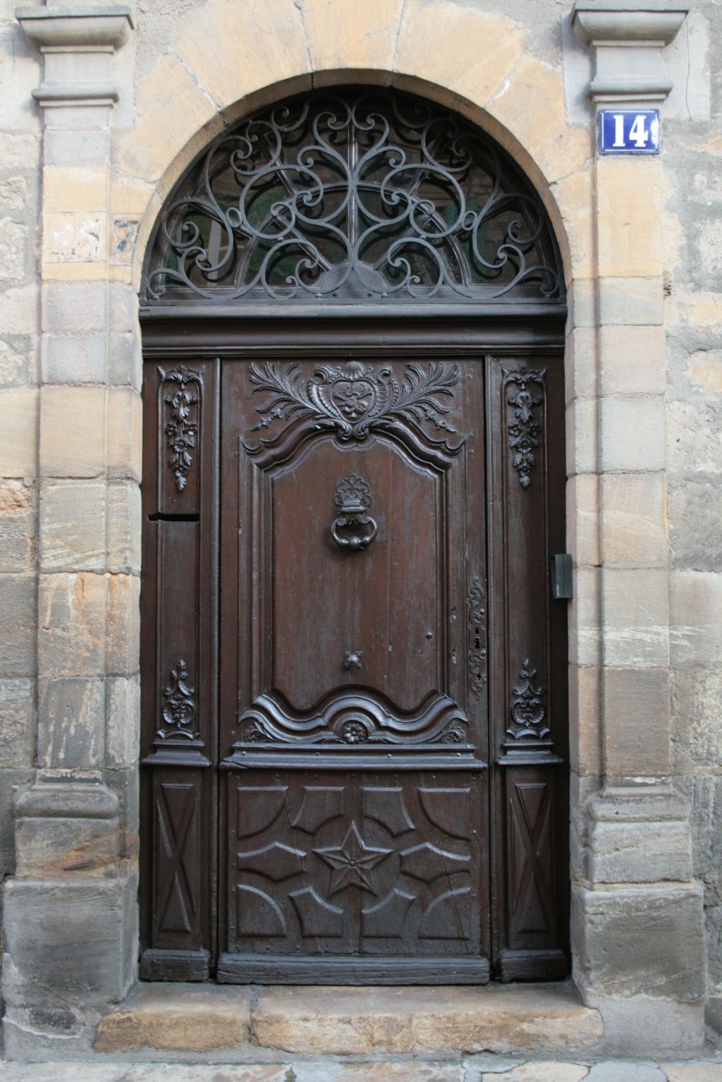 Visite guidée "en poussant les portes de la cité"
